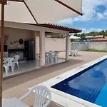 Acomodação a duas ruas da praia!