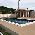 Acomodação a duas ruas da praia!