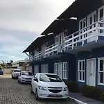 Acomodação a duas ruas da praia!